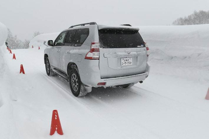 雪道で４ＷＤは上り坂に強くても下り坂では止まりづらい！２ＷＤと登坂・ブレーキ性能を比較