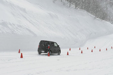 雪道で４ＷＤは上り坂に強くても下り坂では止まりづらい！２ＷＤと登坂・ブレーキ性能を比較