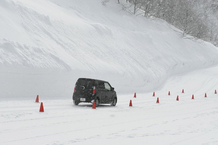 雪道で４ＷＤは上り坂に強くても下り坂では止まりづらい！２ＷＤと登坂・ブレーキ性能を比較