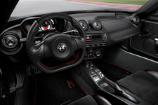 ｢Alfa Romeo 4C｣の限定車発売 ｢4C Competizione｣ならびに｢4C Spider Italia｣を数量限定で導入