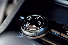 都市でもオフロードでもさらに上質な走りと よりいっそうの高級感を。 特別仕様車3008 CROSSCITY登場