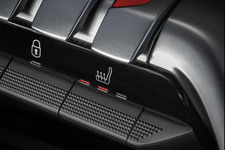 都市でもオフロードでもさらに上質な走りと よりいっそうの高級感を。 特別仕様車3008 CROSSCITY登場