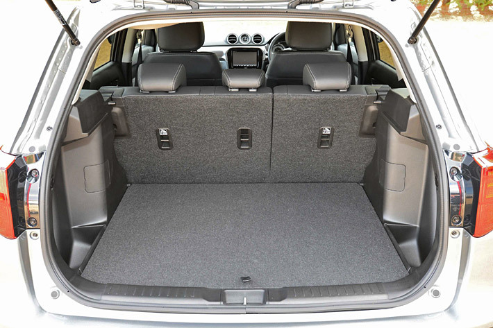 スズキ、コンパクトSUV「エスクード」を 一部仕様変更して安全装備を充実