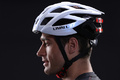 最先端、スマートヘルメット登場｜サイクリング中の通話、アラート、方向指示を全て完結