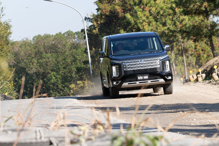 三菱 新型 デリカD:5 テストコース試乗(運転：三菱・増岡 浩 氏)／三菱自動車工業 技術センター新設見学会[2018年11月27日／三菱自動車工業 岡崎工場・岡崎技術センター(愛知県)]