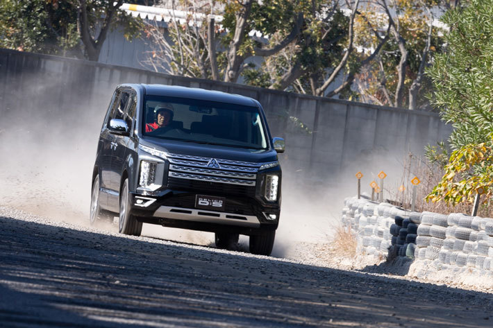 三菱 新型 デリカD:5 テストコース試乗(運転：三菱・増岡 浩 氏)／三菱自動車工業 技術センター新設見学会[2018年11月27日／三菱自動車工業 岡崎工場・岡崎技術センター(愛知県)]