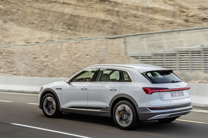 アウディ e-tron