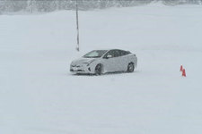 タイヤチェーンは駆動輪に装着を！誤った装着で登坂や旋回性能を検証