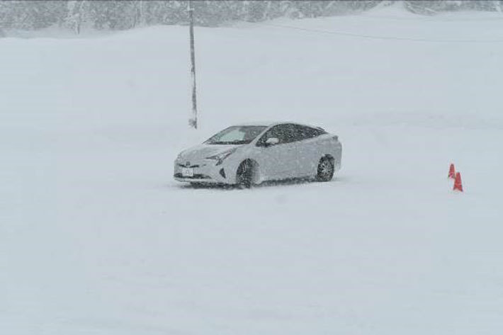 タイヤチェーンは駆動輪に装着を！誤った装着で登坂や旋回性能を検証