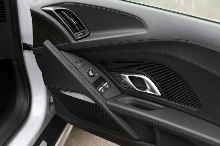 アウディ