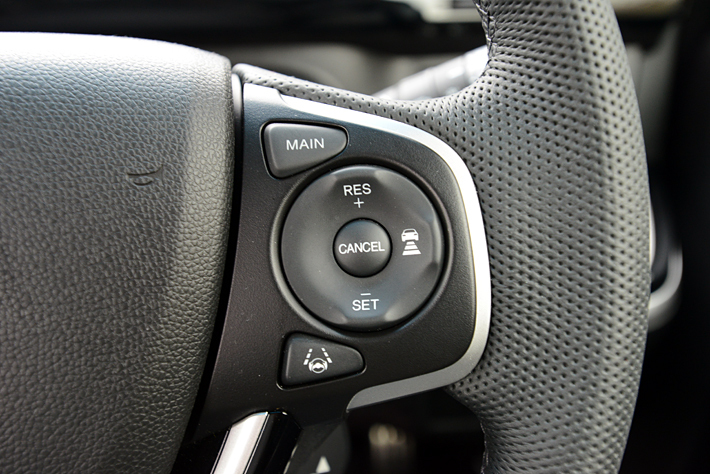 ステアリングスイッチ右側に先進装備の操作ボタンが集中しており、運転中にも即座に操作できる