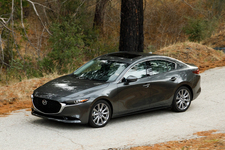 新型マツダ3 セダン(NEW Mazda3 Sedan)[2019年中発売予定／現行モデルの日本名：マツダ アクセラ]