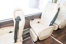 東急・郊外型MaaSの実証実験 3. 贅沢な3列シートレイアウトのハイグレードバスで夢の快適通勤[たまプラーザ・美しが丘]