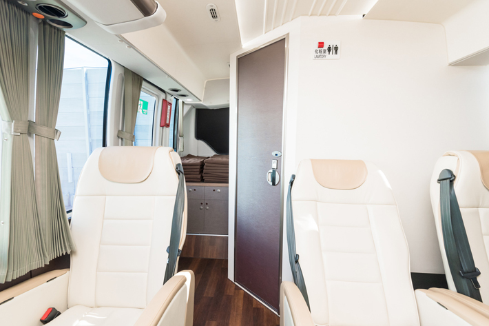 東急・郊外型MaaSの実証実験 3. 贅沢な3列シートレイアウトのハイグレードバスで夢の快適通勤[たまプラーザ・美しが丘]