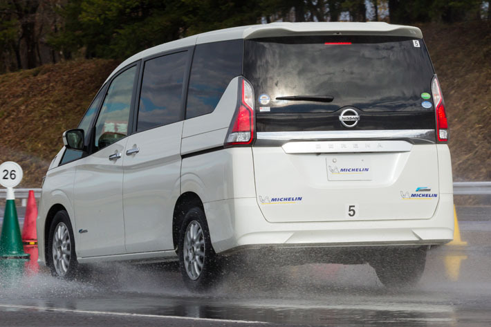 ハイマウントストップランプが点灯している状態(車両上部)