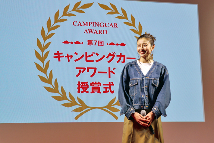 2019キャンピングカー・アワードを受賞した女優の片瀬那奈さん｜ジャパンキャンピングカーショー2019[2019年2月1日(金)～2月3日(日)／幕張メッセ(千葉県千葉市)]