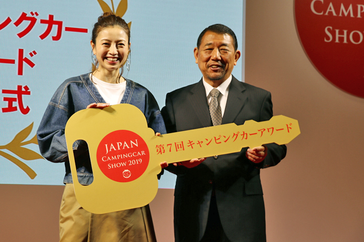 2019キャンピングカー・アワードを受賞した女優の片瀬那奈さん(右は一般社団法人 日本RV協会の降旗 貴史会長)｜ジャパンキャンピングカーショー2019[2019年2月1日(金)～2月3日(日)／幕張メッセ(千葉県千葉市)]