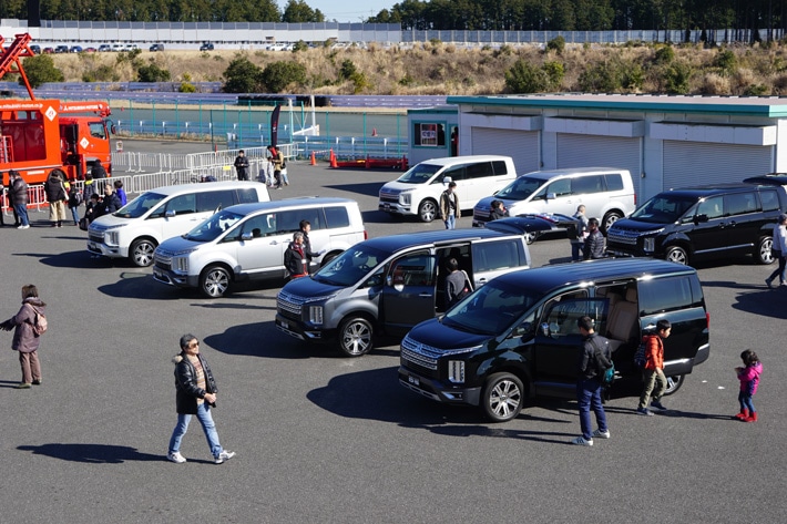 三菱 デリカ ファンミーティングで新型デリカd 5の魅力を知る 話題の 縦型ライト 採用の理由も判明 1 3 現地レポート 新車 車 イベント22年 Mota