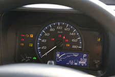 トヨタ 新型サクシード TX(ハイブリッド車) 2WD／メーター内にハイブリッドシステムインジケーターが備わる[2018年12月追加モデル]