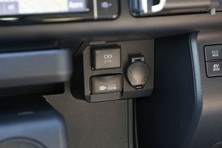 トヨタ 新型サクシード TX(ハイブリッド車) 2WD／　アクセサリーソケット[右：DC12V・120W／左下：AC100V・100W(オプション)／左上：充電用USB端子[2018年12月追加モデル]