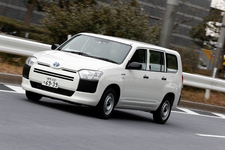 トヨタ プロボックス DXコンフォート（ハイブリッド車）／ボディカラー：ホワイト│駆動方式：2WD│WLTCモード燃費：22.6km/L