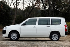 トヨタ プロボックス DXコンフォート（ハイブリッド車）／ボディカラー：ホワイト│駆動方式：2WD│WLTCモード燃費：22.6km/L