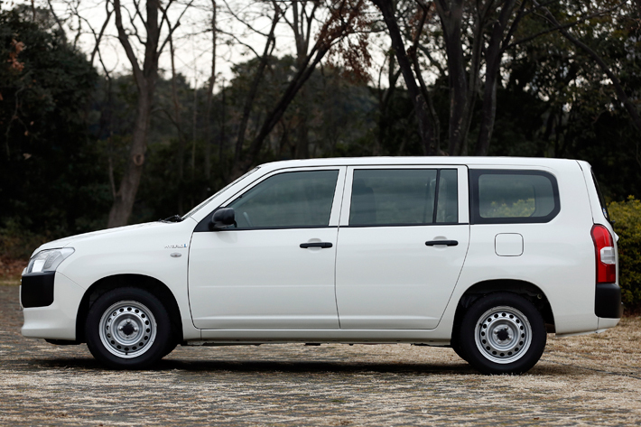 トヨタ プロボックス DXコンフォート（ハイブリッド車）／ボディカラー：ホワイト│駆動方式：2WD│WLTCモード燃費：22.6km/L