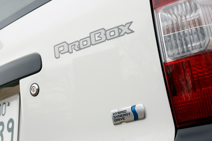 トヨタ プロボックス DXコンフォート（ハイブリッド車）／ボディカラー：ホワイト│駆動方式：2WD│WLTCモード燃費：22.6km/L