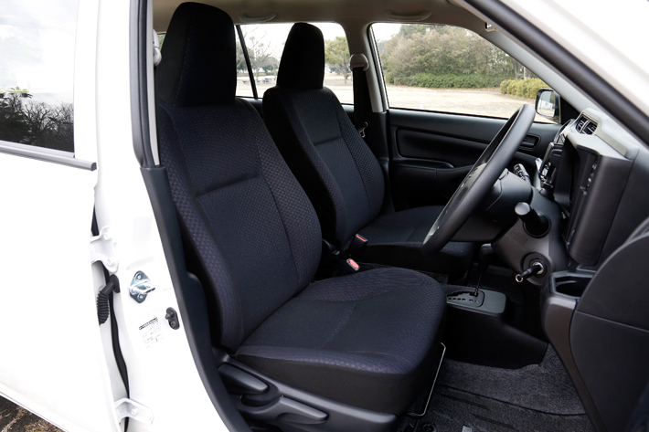 使い勝手はいいが、いかにも商用車なトヨタ プロボックスの内装