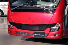 「ふそうブラックベルト」デザインを採用しイメージを一新したフロントマスク／三菱ふそう 大型観光バス「エアロクイーン」2019年モデル(スーパーハイデッカー／観光・貸切／撮影用特別仕様車)／三菱ふそう 大型観光バス発表会[2019年2月21日／会場：パシフィコ横浜(神奈川県横浜市)]