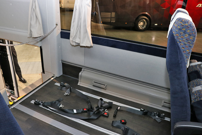 車いす搭載時には客室シートがスライド移動される／三菱ふそう 大型観光バス「エアロエース」2019年モデル(エレベータ付バス／撮影用特別仕様車)／三菱ふそう 大型観光バス発表会[2019年2月21日／会場：パシフィコ横浜(神奈川県横浜市)]
