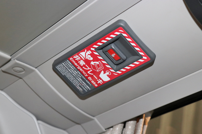 「ドライバー異常時対応システム」(EDDS)　客室最前部非常ボタン／三菱ふそう 大型観光バス「エアロエース」2019年モデル(エレベータ付バス／撮影用特別仕様車)／三菱ふそう 大型観光バス発表会[2019年2月21日／会場：パシフィコ横浜(神奈川県横浜市)]