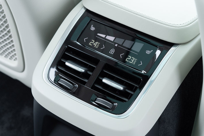 ボルボ XC90 T8 ツインエンジン AWD Inscription