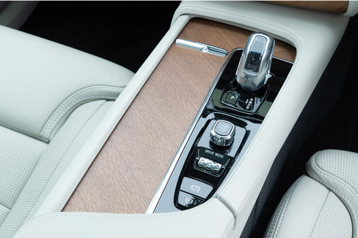 ボルボ XC90 T8 ツインエンジン AWD Inscription