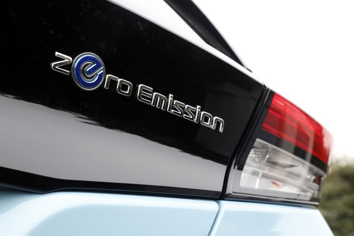 「ZERO Emission」(排出ガスゼロ)の文字が光り輝く日産 リーフ「e+」(イープラス)[62kWh版]