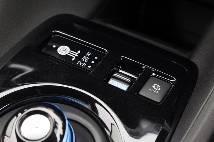 真ん中のスイッチは「e-Pedal」。ONにするとアクセルを戻すだけで減速する「ワンペダルドライブ」が実現する。右は自動駐車機能「ProPILOT Park」の操作スイッチ／日産 リーフ「e+」(イープラス)[62kWh版]
