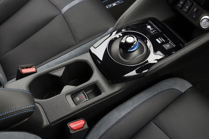 カップホルダーは2名分備わる。パーキングブレーキは電動式だ／日産 リーフ「e+」(イープラス)[62kWh版]