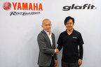 電動バイク「glafitバイク GFR-01」生みの親、「glafit(グラフィット)」CEOの鳴海 禎造氏(右)と、ヤマハの執行役員MC事業本部長、木下 拓也氏