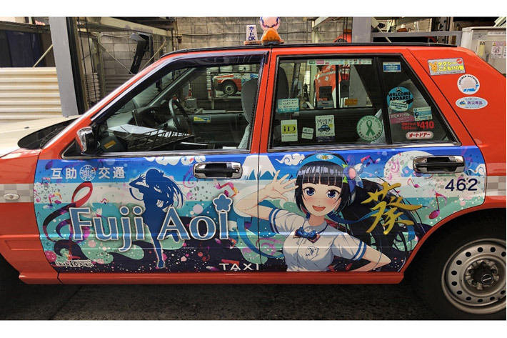 バーチャルタレント富士葵をラッピングした痛車タクシー