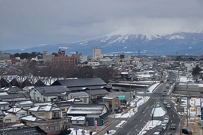 山形県酒田市の風景。山居倉庫が左のほうに見える。【SUBARUテックツアー第10弾 “SUV SNOW DRIVING EXPERIENCE”(試乗エリア：山形県酒田市⇒山形県山形市／2019年2月15日取材)】