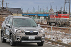 酒田港の貨物線を走るDE10と並走するスバル フォレスター Advance【SUBARUテックツアー第10弾 “SUV SNOW DRIVING EXPERIENCE”(試乗エリア：山形県酒田市⇒山形県山形市／2019年2月15日取材)】