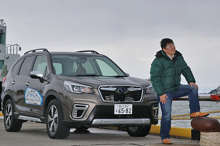 山形・酒田港で独り黄昏る旅人（！？）、山本シンヤ氏【SUBARUテックツアー第10弾 “SUV SNOW DRIVING EXPERIENCE”(試乗エリア：山形県酒田市⇒山形県山形市／2019年2月15日取材)】