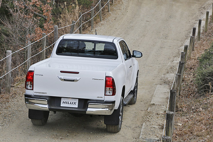 日本で買えない“世界のハイラックス”に試乗してみた！(2/3)|【徹底検証