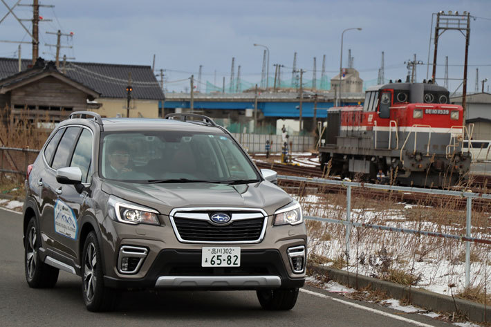 酒田港付近を走行するスバル フォレスター Advance(e-Boxer／ハイブリッドモデル)【SUBARUテックツアー第10弾“SUV SNOW DRIVING EXPERIENCE”(試乗エリア：山形県酒田市⇒山形県山形市／2019年2月15日取材)】