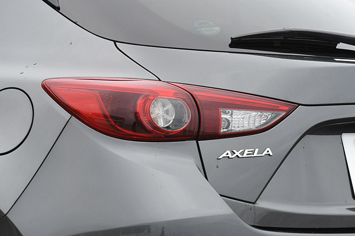 新型mazda3 アクセラ比較 まったく 別モノ のように進化したmazda3の魅力 新旧比較 話題を先取り 新型車解説19 Mota 新型mazda3 アクセラ比較 まったく 別モノ のように進化したmazda3の魅力 新旧比較 話題を先取り 新型車解説19 Mota