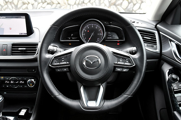 新型mazda3 アクセラ比較 まったく 別モノ のように進化したmazda3の魅力 新旧比較 話題を先取り 新型車解説19 Mota 新型mazda3 アクセラ比較 まったく 別モノ のように進化したmazda3の魅力 新旧比較 話題を先取り 新型車解説19 Mota