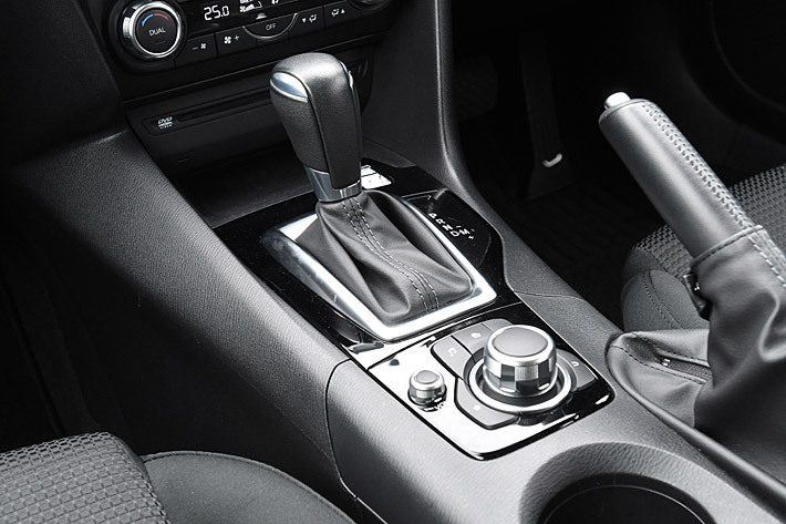 マツダ 現行型アクセラ 1.5リッター 最終モデル（ガソリン） 内装