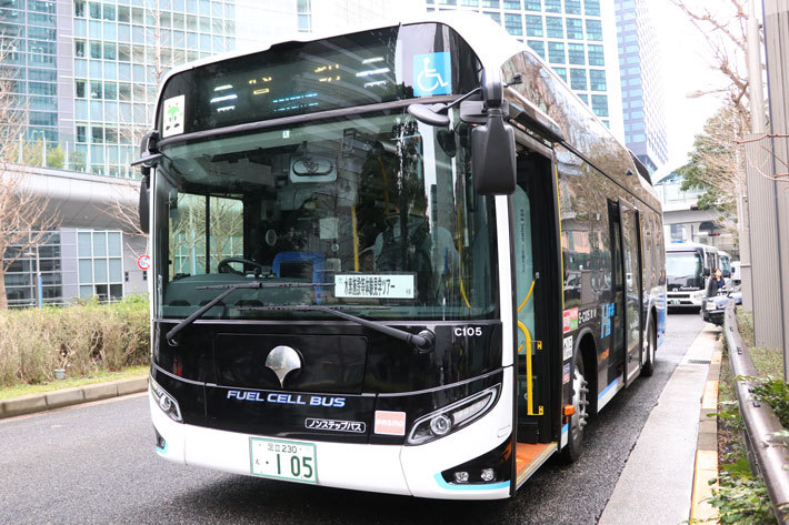 すでに都内は水素バスが運行している。このバスはMIRAIの水素スタックを使用し、航続距離を伸ばしたモノ