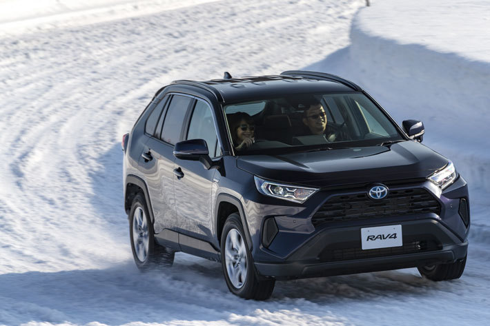 トヨタ 新型RAV4 HYBRID X(E-Four／ボディカラー：ダークブルーマイカ)[雪上試乗会／トヨタ自動車士別試験場(北海道)]