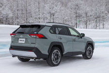 トヨタ 新型RAV4 Adventure(ダイナミックトルクベクタリングAWD／ボディカラー：アーバンカーキ×アッシュグレーメタリック)[雪上試乗会／トヨタ自動車士別試験場(北海道)]